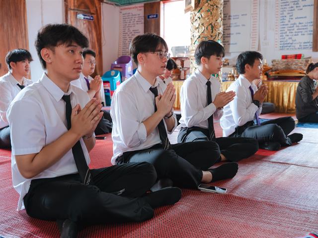 ถวายเทียนพรรษา