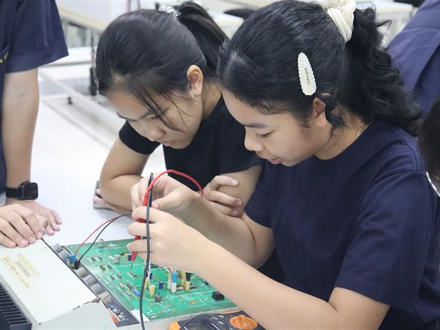 คณะวิศวกรรมศาสตร์ เปิดห้องปฏิบัติการต้อนรับนักเรียนโรงเรียนสาธิตพะเยา สัมผัสโลกวิศวกรผ่านห้องปฏิบัติการจริง