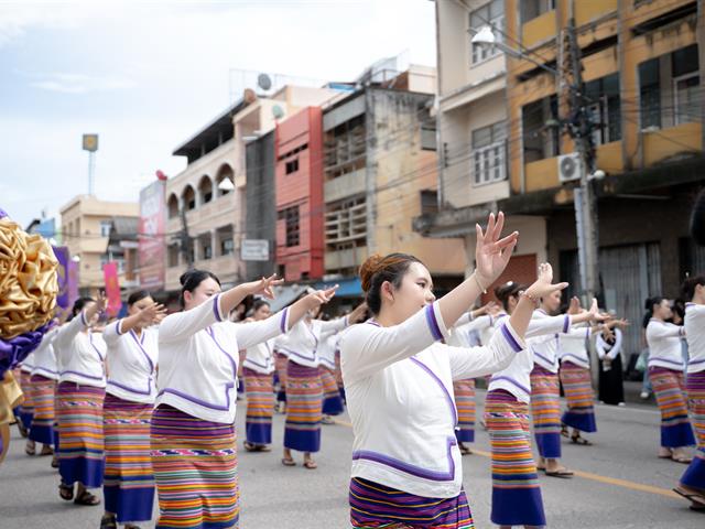 ห่มผ้าพระธาตุจอมทอง
