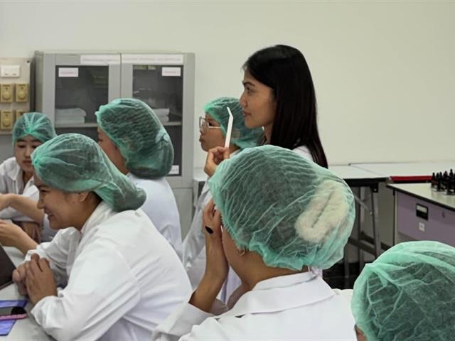 ปฏิบัติการรายวิชา ศาสตร์แห่งน้ำหอมและสุคนธบำบัด เรื่อง Principle and basic fragrance compounding;  accord creation, simple mix theory and complex mix theory