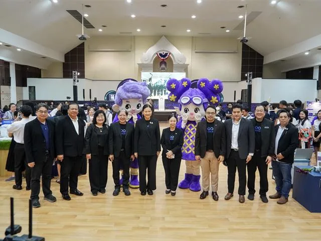 ผู้เข้าร่วมโครงการนำสนอผลงานงานวิจัย และดำเนินการเสวนาบนเวทีเล็ก