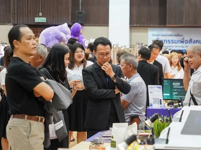 ผู้เข้าร่วมโครงการนำสนอผลงานงานวิจัย และดำเนินการเสวนาบนเวทีเล็ก