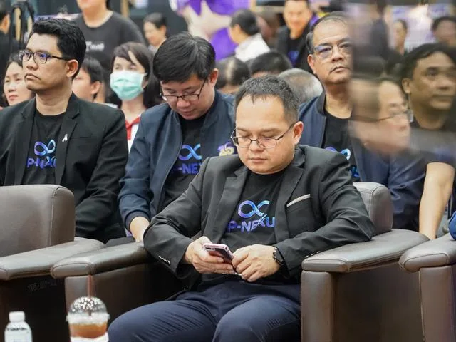 ผู้เข้าร่วมโครงการนำสนอผลงานงานวิจัย และดำเนินการเสวนาบนเวทีเล็ก