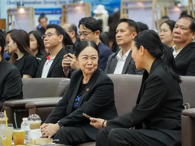 ผู้เข้าร่วมโครงการนำสนอผลงานงานวิจัย และดำเนินการเสวนาบนเวทีเล็ก