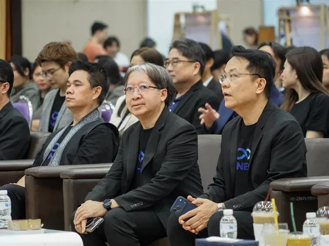 ผู้เข้าร่วมโครงการนำสนอผลงานงานวิจัย และดำเนินการเสวนาบนเวทีเล็ก