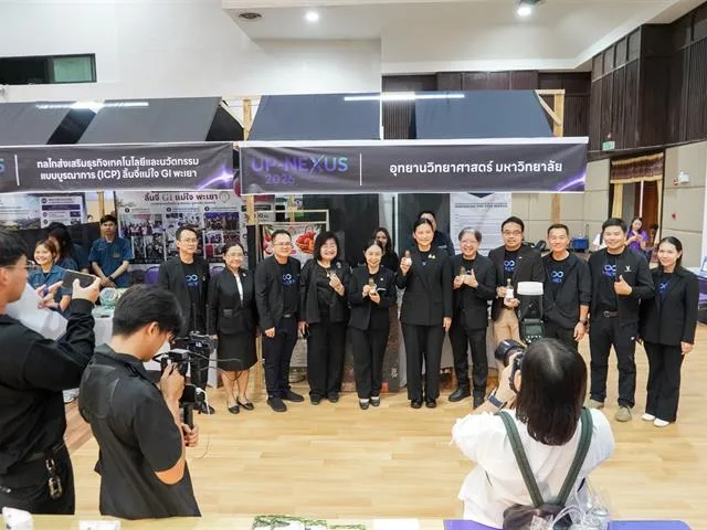 ผู้เข้าร่วมโครงการนำสนอผลงานงานวิจัย และดำเนินการเสวนาบนเวทีเล็ก