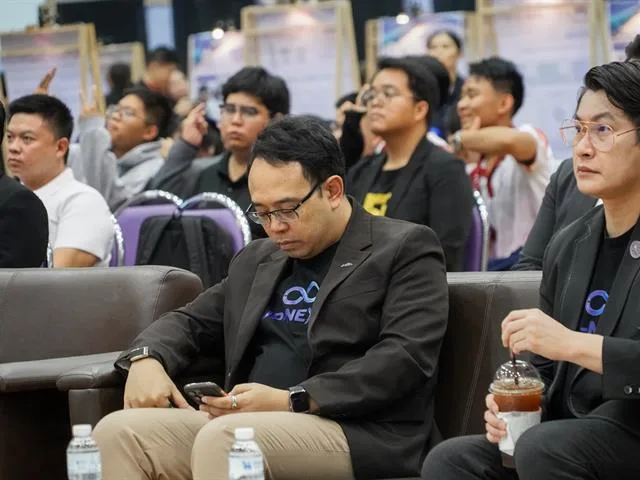 ผู้เข้าร่วมโครงการนำสนอผลงานงานวิจัย และดำเนินการเสวนาบนเวทีเล็ก