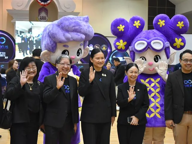 ผู้เข้าร่วมโครงการนำสนอผลงานงานวิจัย และดำเนินการเสวนาบนเวทีเล็ก