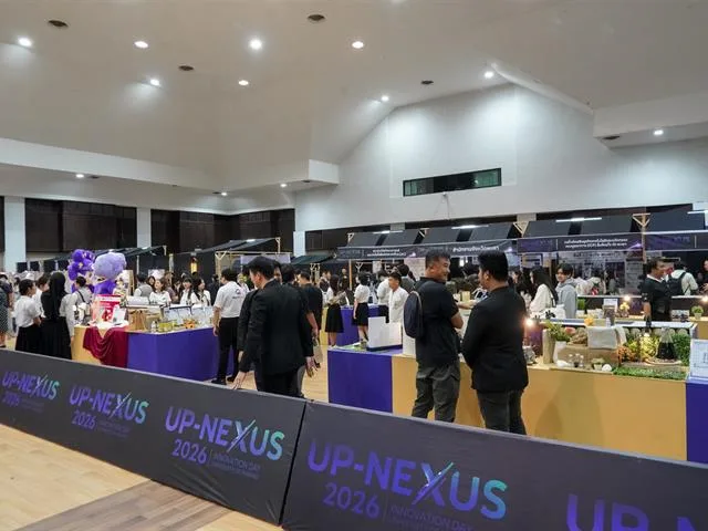 ผู้เข้าร่วมโครงการนำสนอผลงานงานวิจัย และดำเนินการเสวนาบนเวทีเล็ก