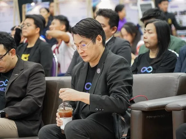 ผู้เข้าร่วมโครงการนำสนอผลงานงานวิจัย และดำเนินการเสวนาบนเวทีเล็ก