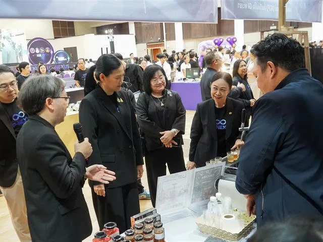 ผู้เข้าร่วมโครงการนำสนอผลงานงานวิจัย และดำเนินการเสวนาบนเวทีเล็ก