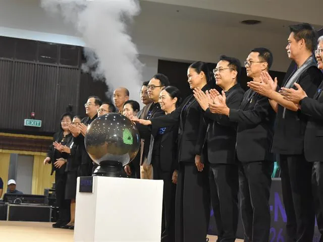 ผู้เข้าร่วมโครงการนำสนอผลงานงานวิจัย และดำเนินการเสวนาบนเวทีเล็ก