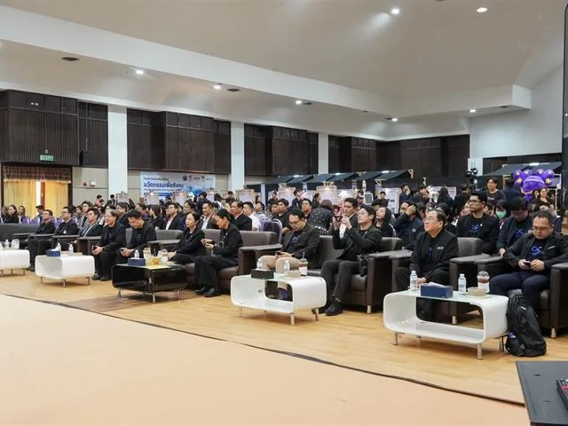 ผู้เข้าร่วมโครงการนำสนอผลงานงานวิจัย และดำเนินการเสวนาบนเวทีเล็ก