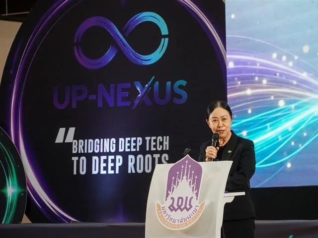 ผู้เข้าร่วมโครงการนำสนอผลงานงานวิจัย และดำเนินการเสวนาบนเวทีเล็ก