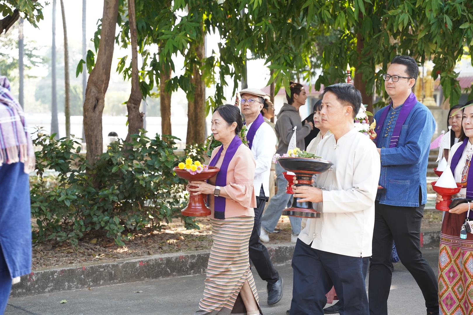 ตานข้าวใหม่ใส่บาตรหลวง