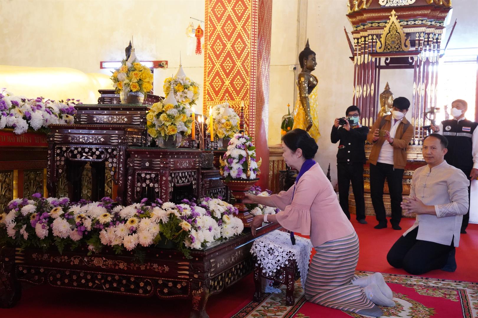 ตานข้าวใหม่ใส่บาตรหลวง