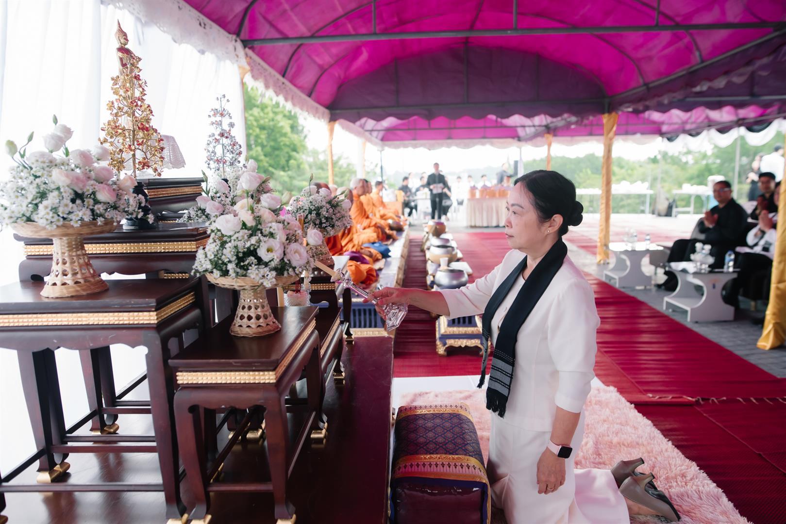 ตักบาตรบำเพ็ญพระราชกุศล