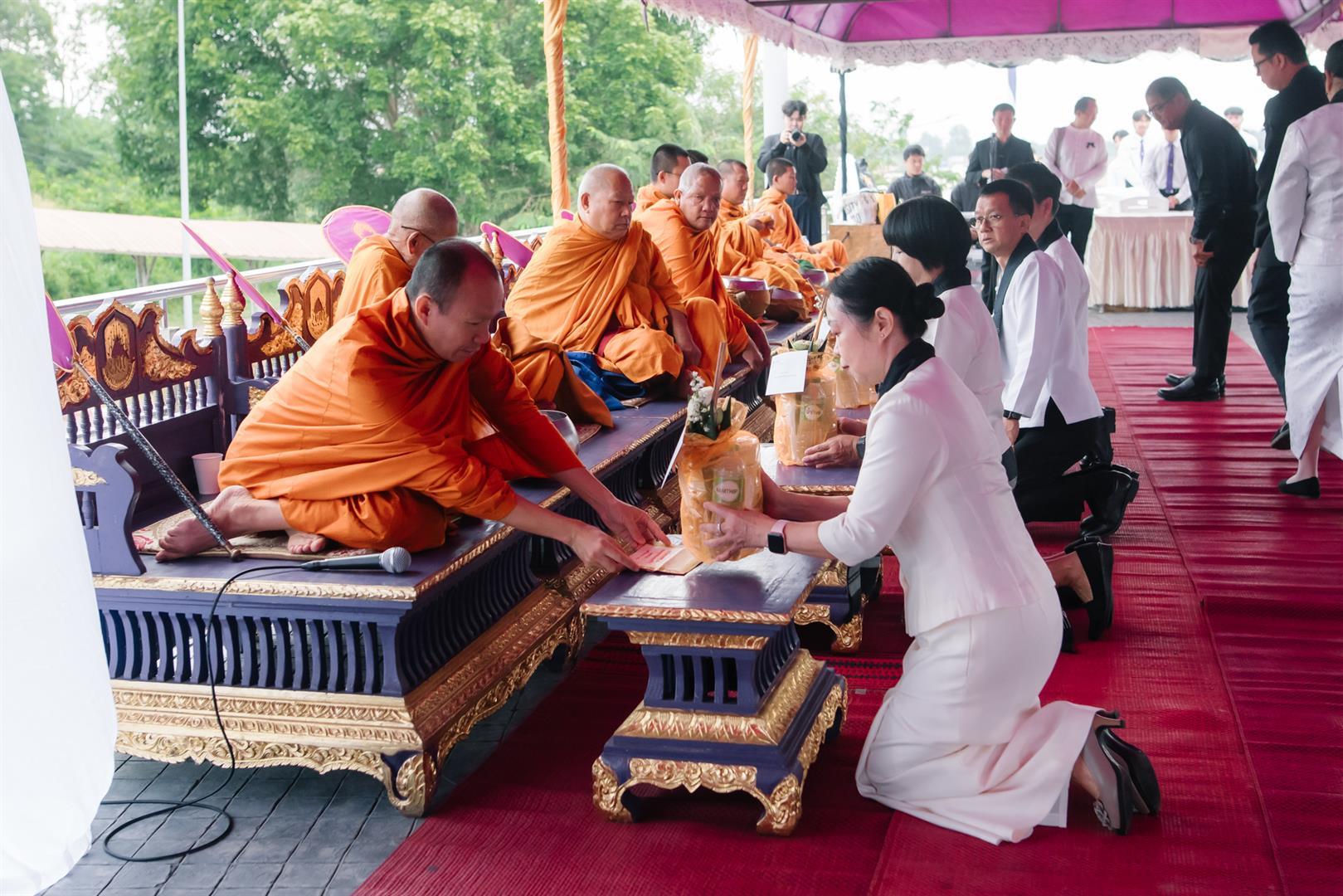 ตักบาตรบำเพ็ญพระราชกุศล