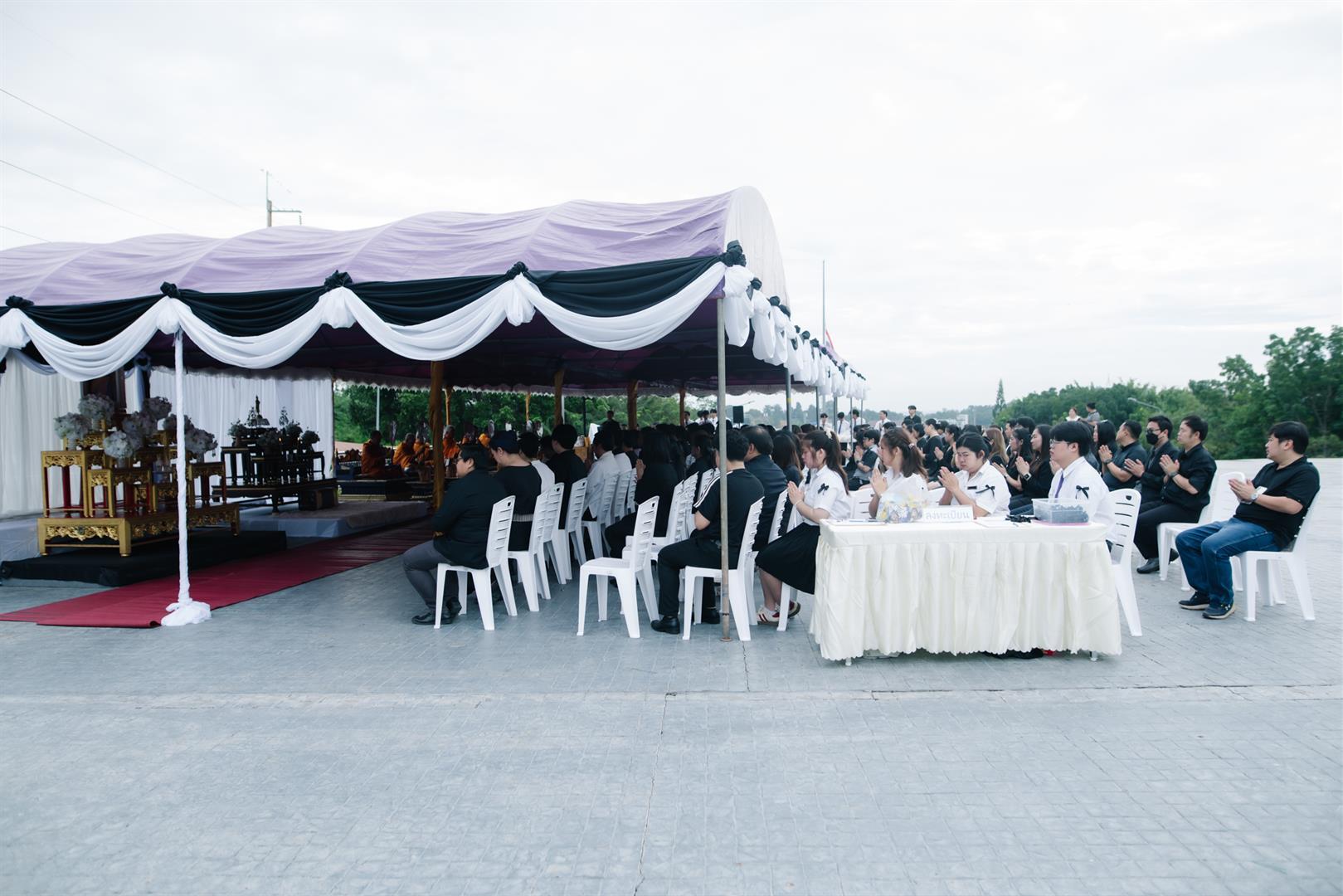 ตักบาตรบำเพ็ญพระราชกุศล