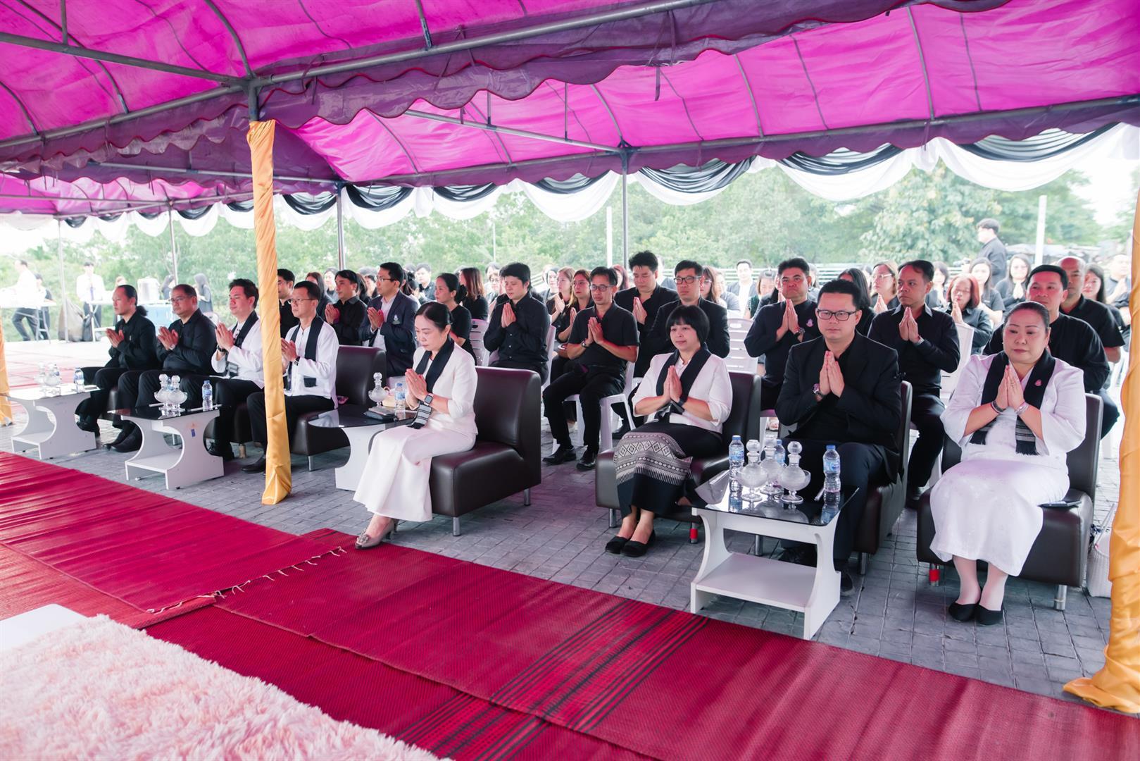 ตักบาตรบำเพ็ญพระราชกุศล