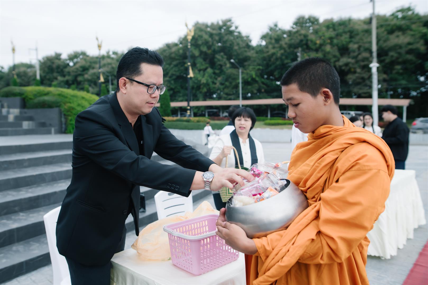 ตักบาตรบำเพ็ญพระราชกุศล
