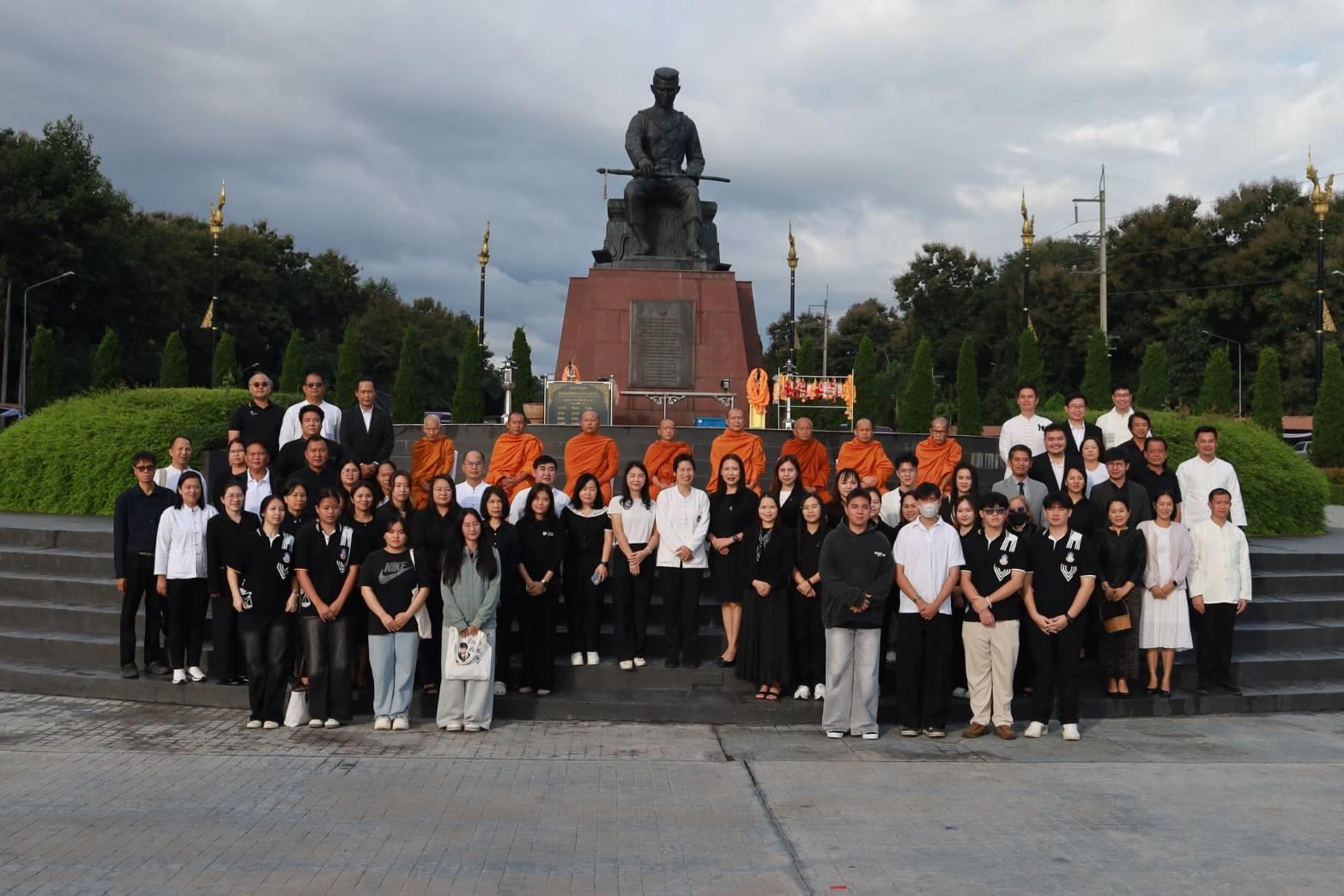 ตัวแทนคณะนิติศาสตร์ มหาวิทยาลัยพะเยา เข้าร่วมกิจกรรมตักบาตรบำเพ็ญพระราชกุศลถวายแด่สมเด็จพระนางเจ้าสิริกิติ์ พระบรมราชินีนาถ พระบรมราชชนนีพันปีหลวง