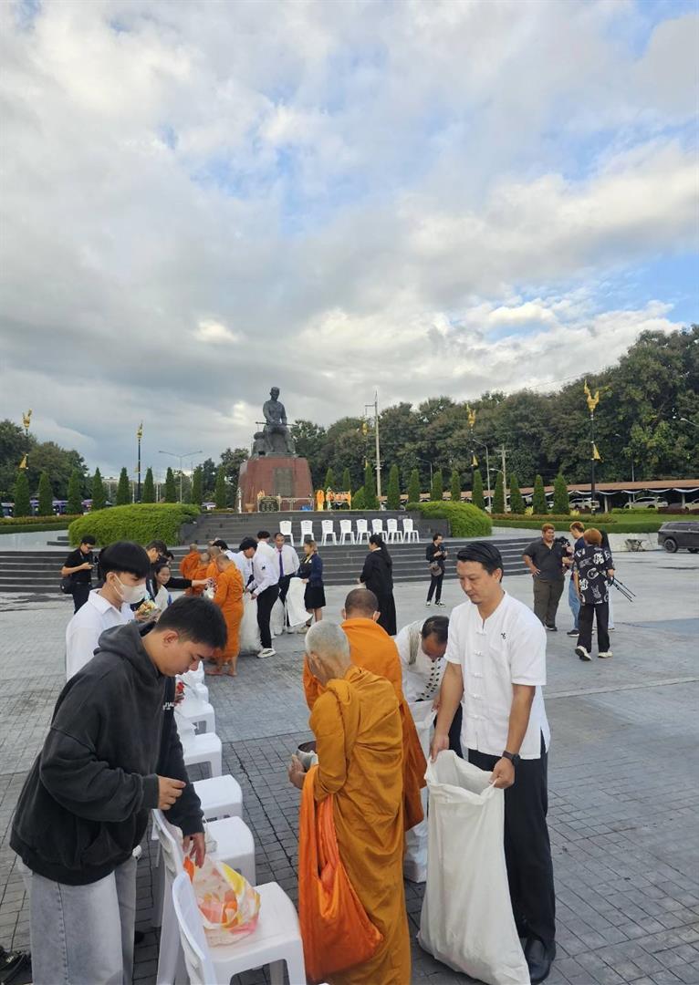 ตัวแทนคณะนิติศาสตร์ มหาวิทยาลัยพะเยา เข้าร่วมกิจกรรมตักบาตรบำเพ็ญพระราชกุศลถวายแด่สมเด็จพระนางเจ้าสิริกิติ์ พระบรมราชินีนาถ พระบรมราชชนนีพันปีหลวง