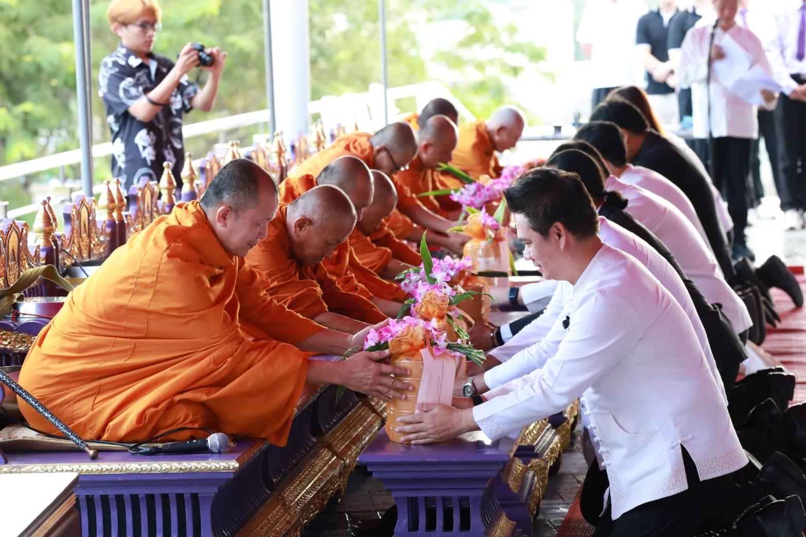 ตัวแทนคณะนิติศาสตร์ มหาวิทยาลัยพะเยา เข้าร่วมกิจกรรมตักบาตรบำเพ็ญพระราชกุศลถวายแด่สมเด็จพระนางเจ้าสิริกิติ์ พระบรมราชินีนาถ พระบรมราชชนนีพันปีหลวง