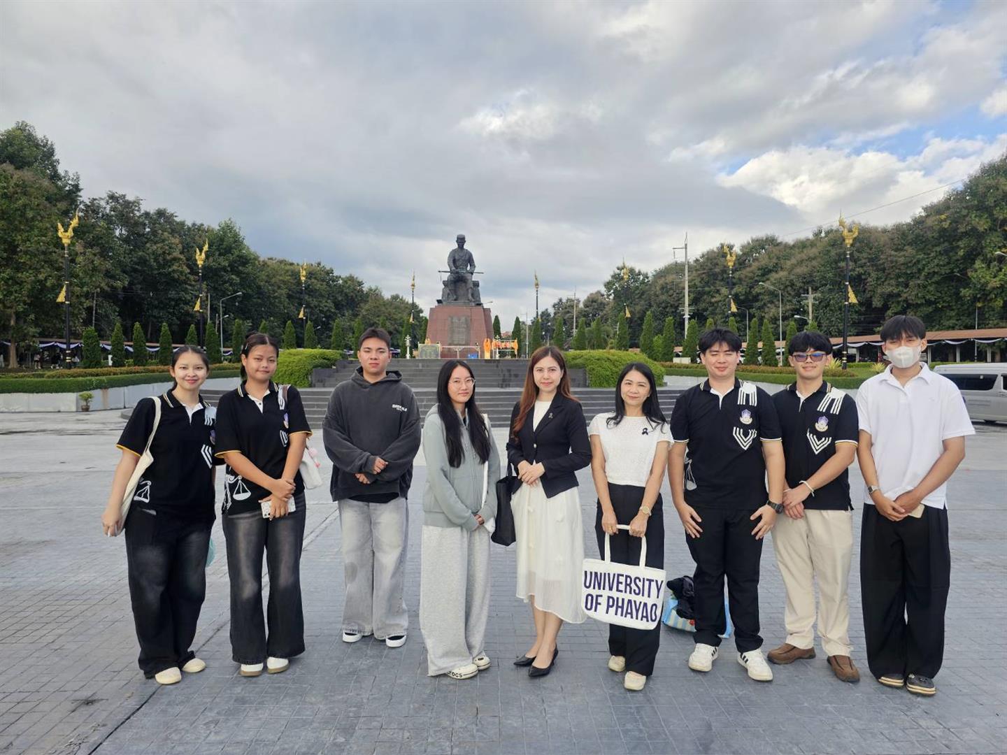 ตัวแทนคณะนิติศาสตร์ มหาวิทยาลัยพะเยา เข้าร่วมกิจกรรมตักบาตรบำเพ็ญพระราชกุศลถวายแด่สมเด็จพระนางเจ้าสิริกิติ์ พระบรมราชินีนาถ พระบรมราชชนนีพันปีหลวง