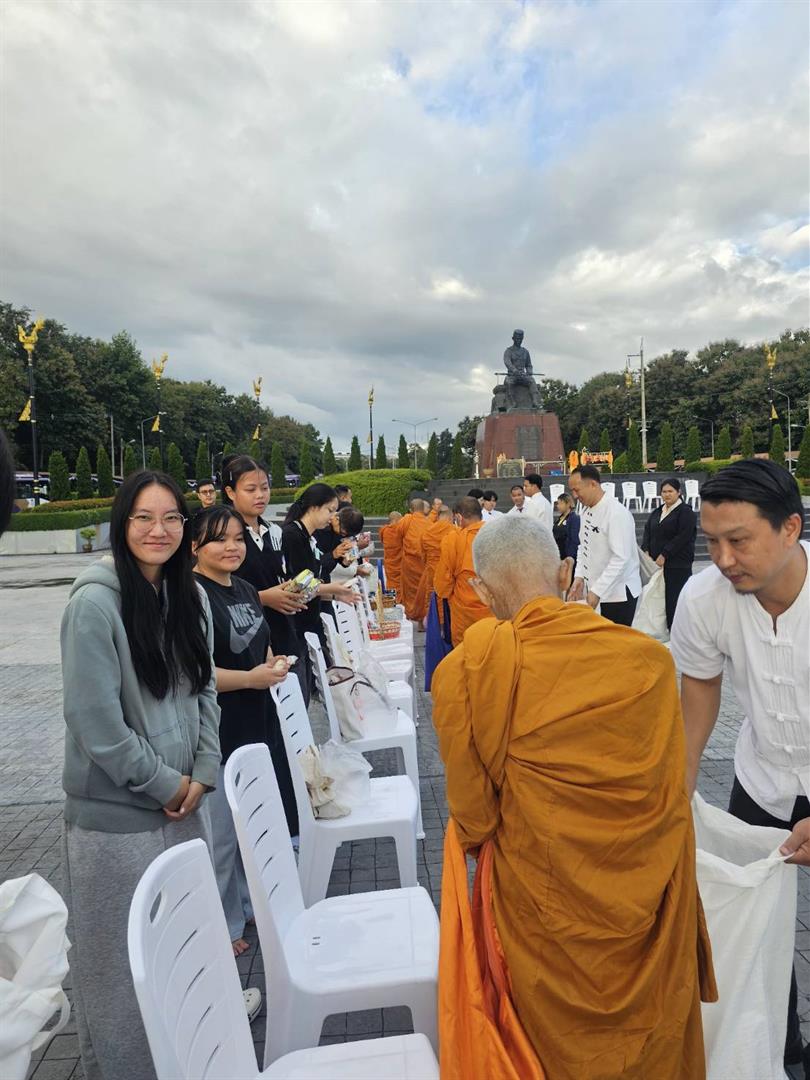 ตัวแทนคณะนิติศาสตร์ มหาวิทยาลัยพะเยา เข้าร่วมกิจกรรมตักบาตรบำเพ็ญพระราชกุศลถวายแด่สมเด็จพระนางเจ้าสิริกิติ์ พระบรมราชินีนาถ พระบรมราชชนนีพันปีหลวง