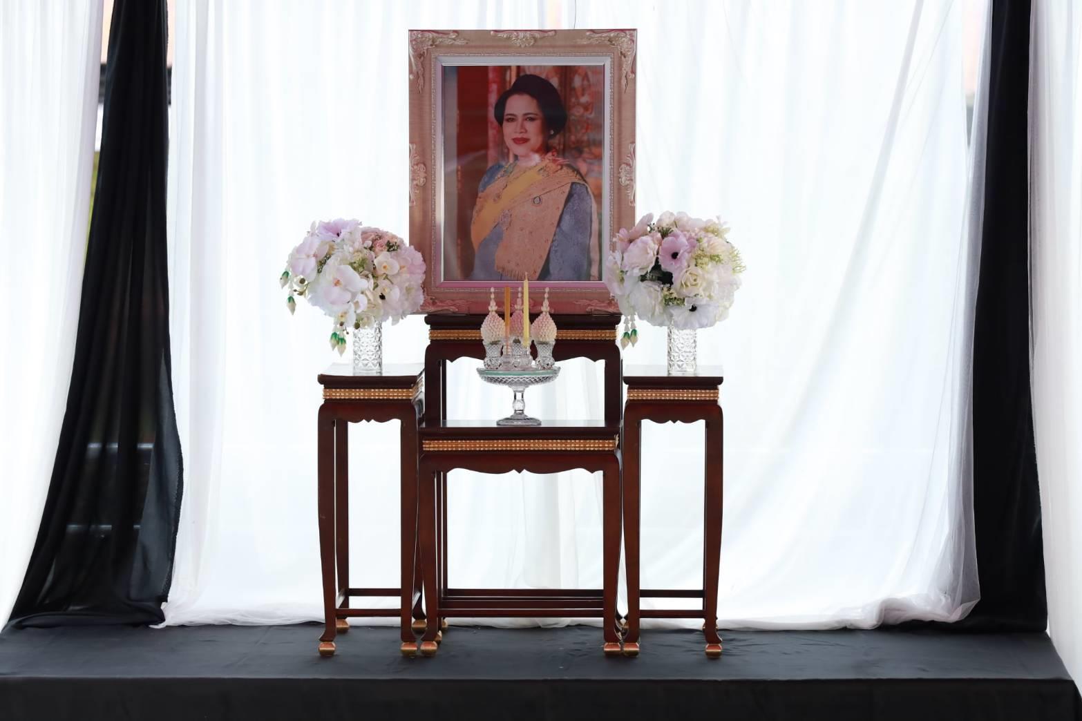 ตัวแทนคณะนิติศาสตร์ มหาวิทยาลัยพะเยา เข้าร่วมกิจกรรมตักบาตรบำเพ็ญพระราชกุศลถวายแด่สมเด็จพระนางเจ้าสิริกิติ์ พระบรมราชินีนาถ พระบรมราชชนนีพันปีหลวง