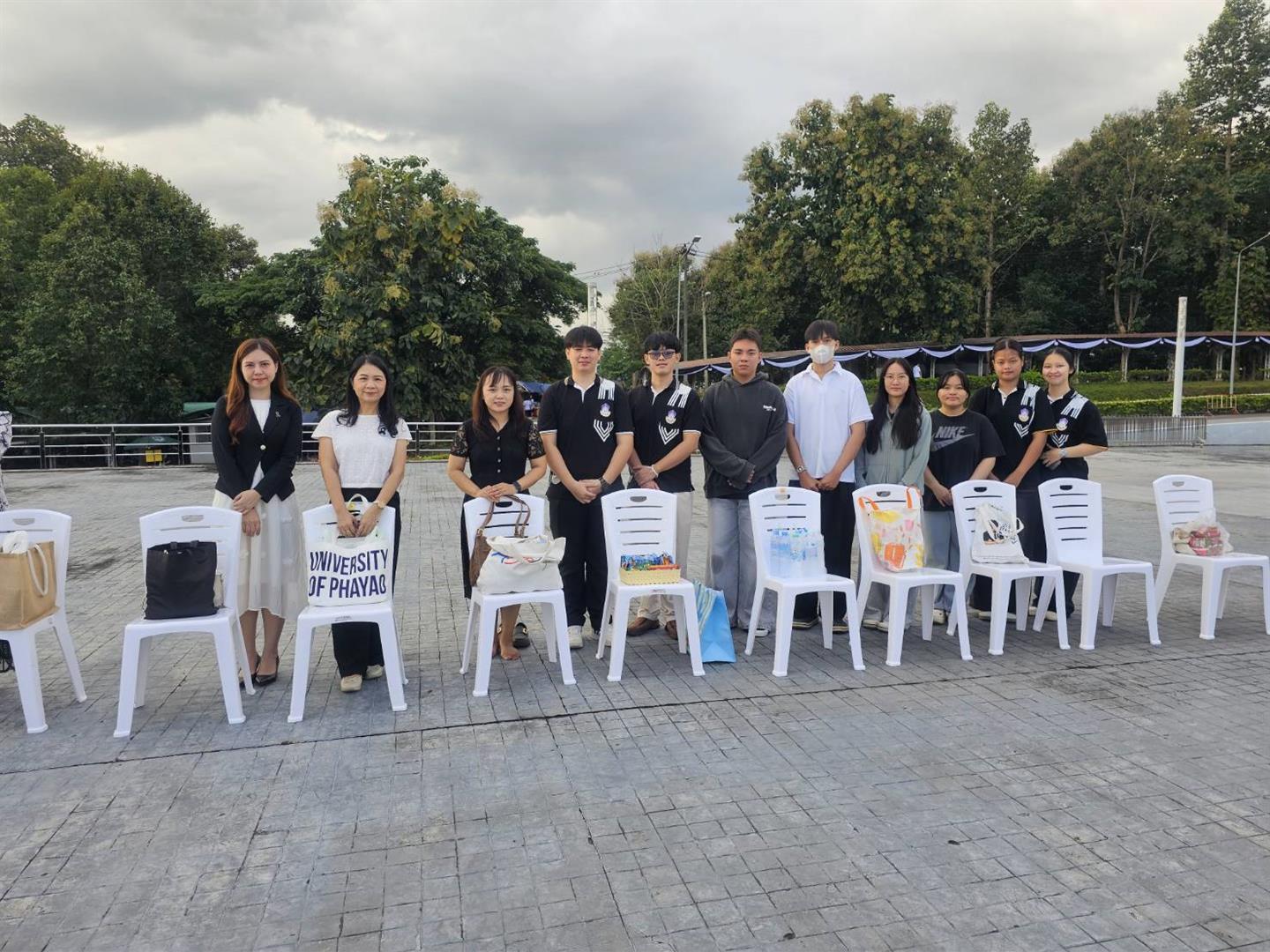 ตัวแทนคณะนิติศาสตร์ มหาวิทยาลัยพะเยา เข้าร่วมกิจกรรมตักบาตรบำเพ็ญพระราชกุศลถวายแด่สมเด็จพระนางเจ้าสิริกิติ์ พระบรมราชินีนาถ พระบรมราชชนนีพันปีหลวง