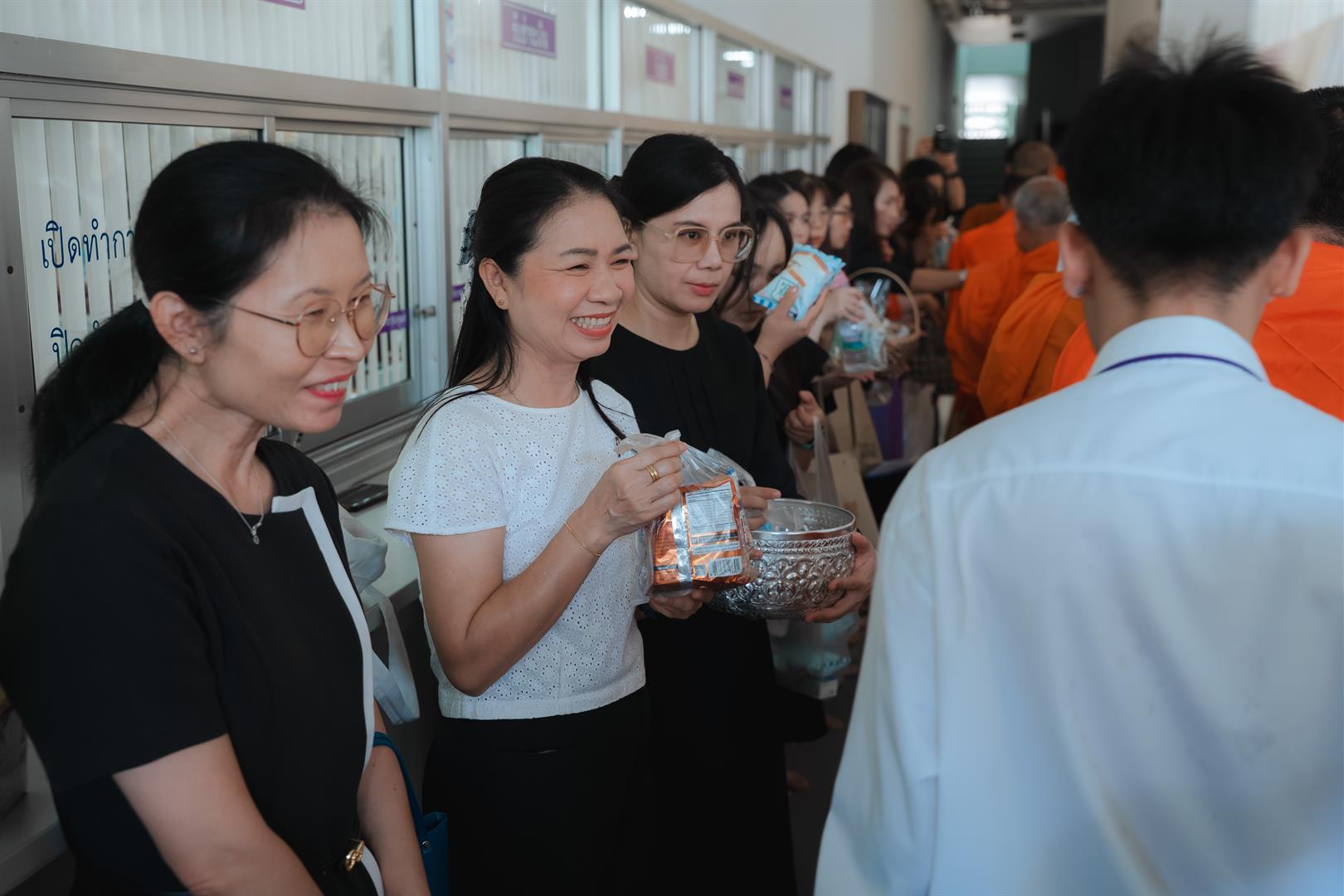 พิธีตักบาตรอุทิศถวายเป็นพระกุศล