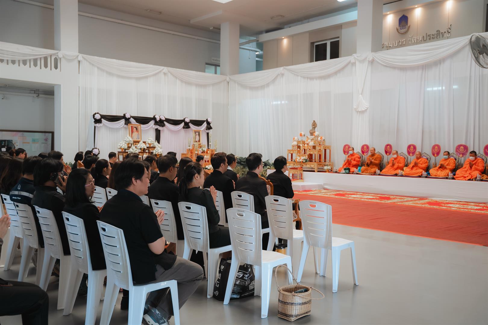 พิธีตักบาตรอุทิศถวายเป็นพระกุศล