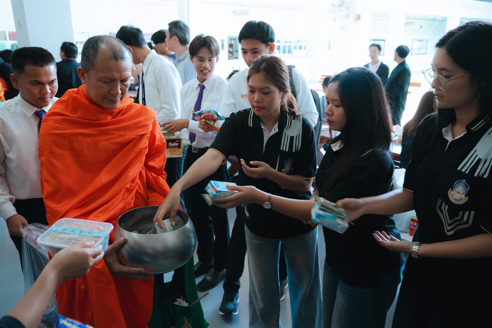 พิธีตักบาตรอุทิศถวายเป็นพระกุศล