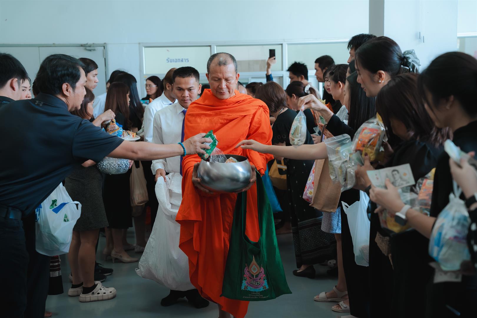 พิธีตักบาตรอุทิศถวายเป็นพระกุศล