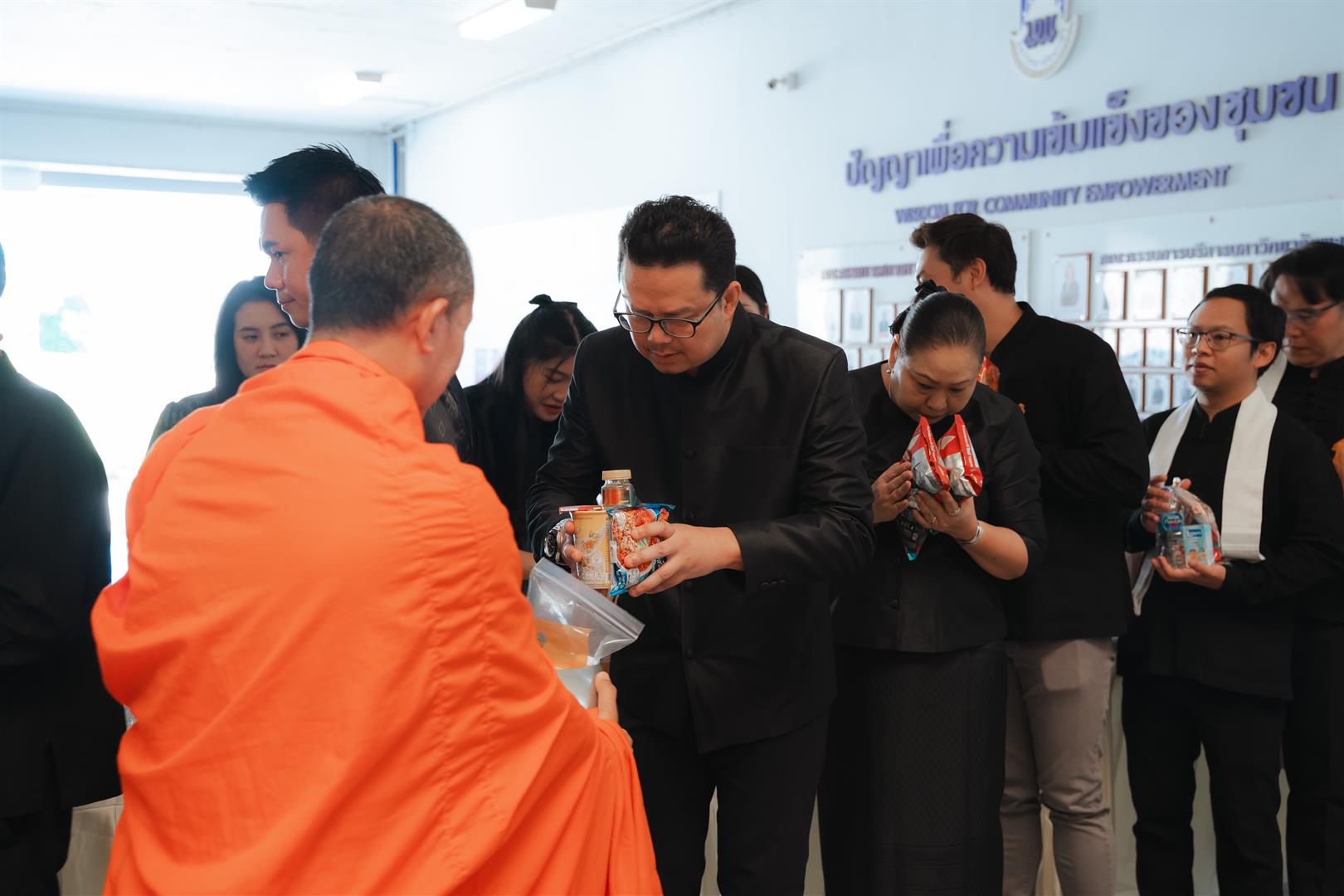 พิธีตักบาตรอุทิศถวายเป็นพระกุศล
