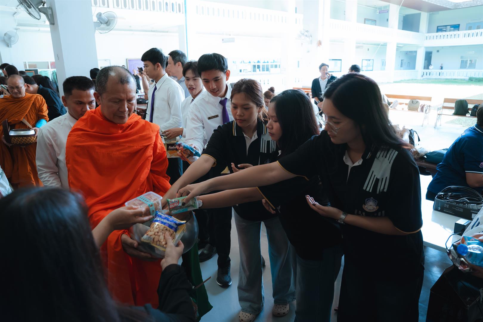 พิธีตักบาตรอุทิศถวายเป็นพระกุศล