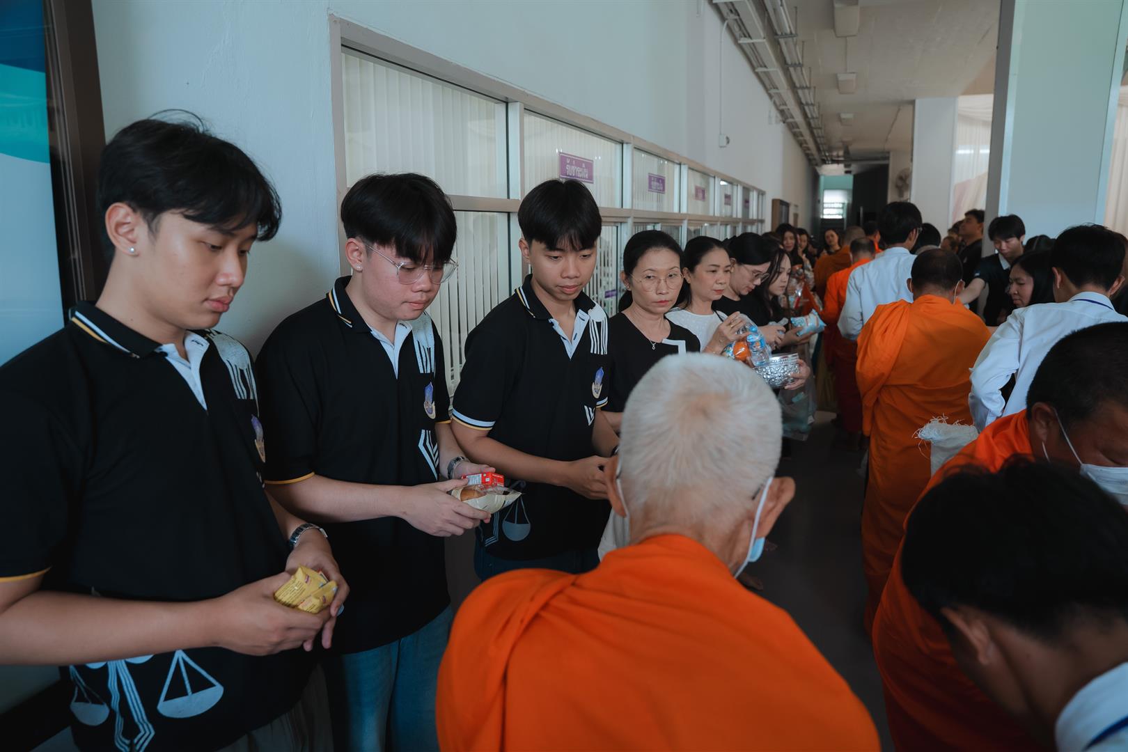 พิธีตักบาตรอุทิศถวายเป็นพระกุศล
