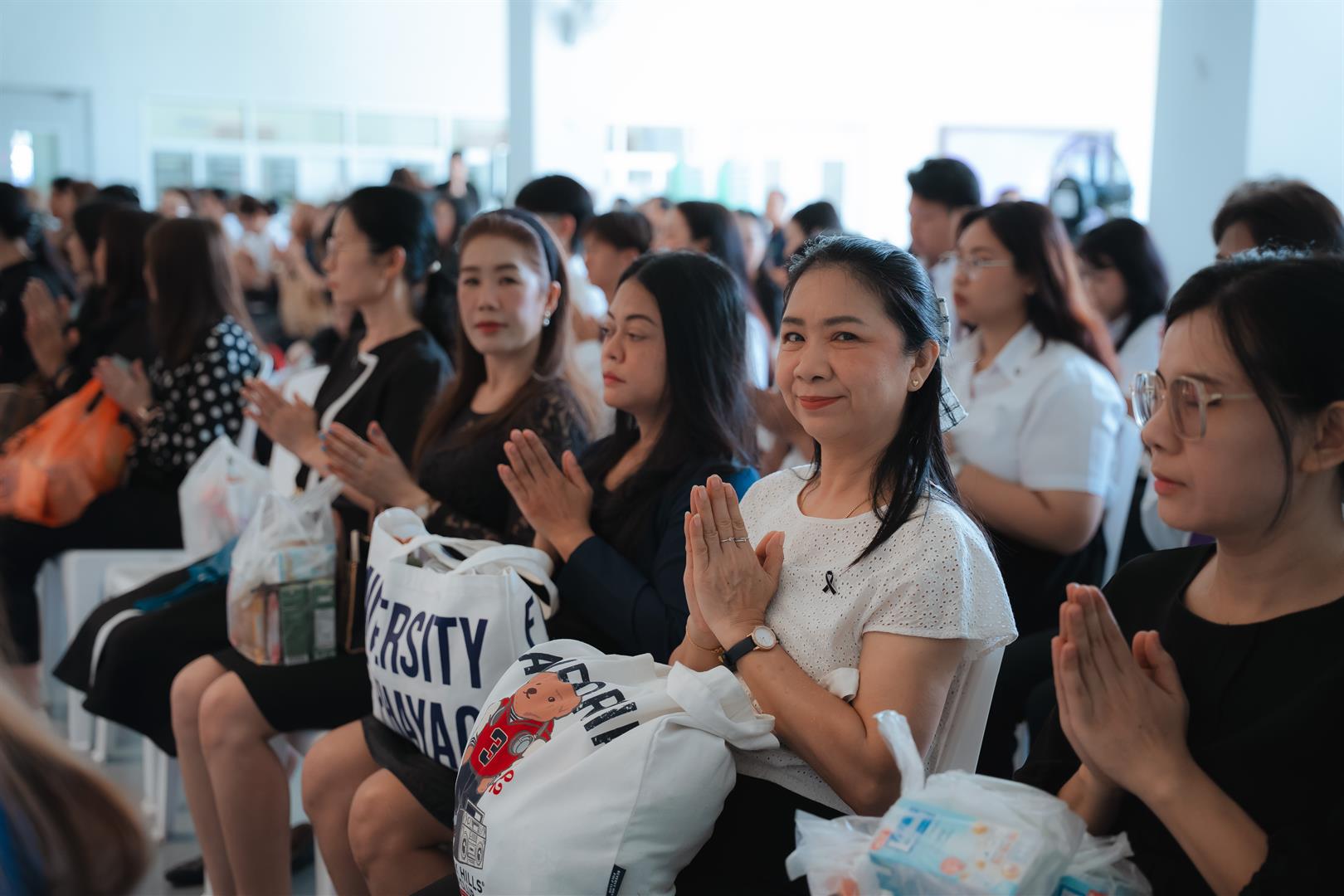 พิธีตักบาตรอุทิศถวายเป็นพระกุศล