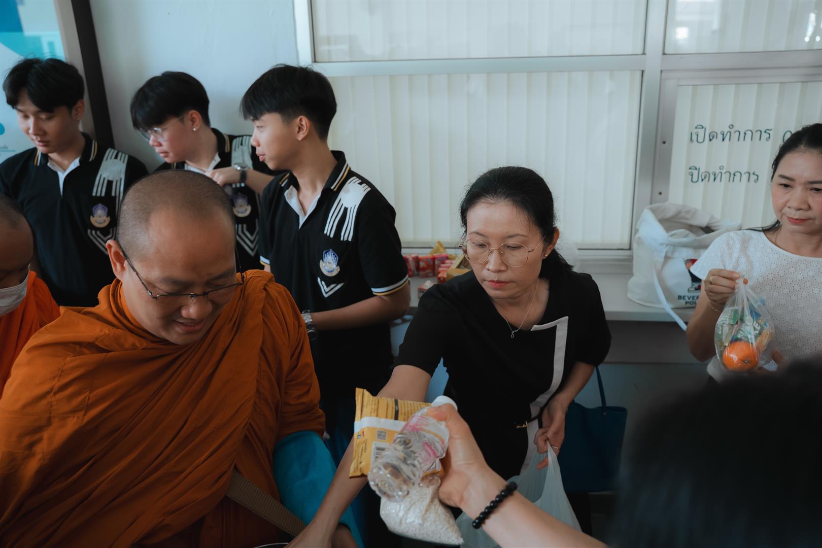 พิธีตักบาตรอุทิศถวายเป็นพระกุศล