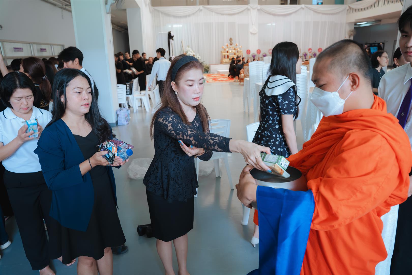 พิธีตักบาตรอุทิศถวายเป็นพระกุศล