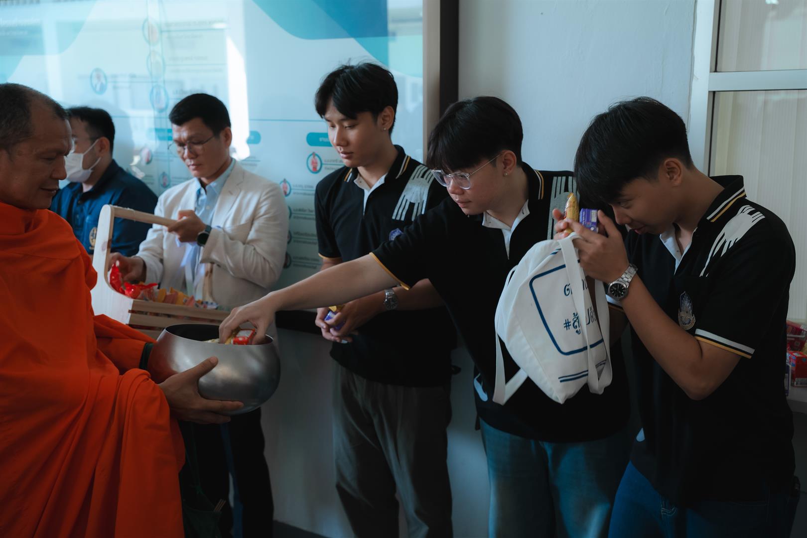พิธีตักบาตรอุทิศถวายเป็นพระกุศล