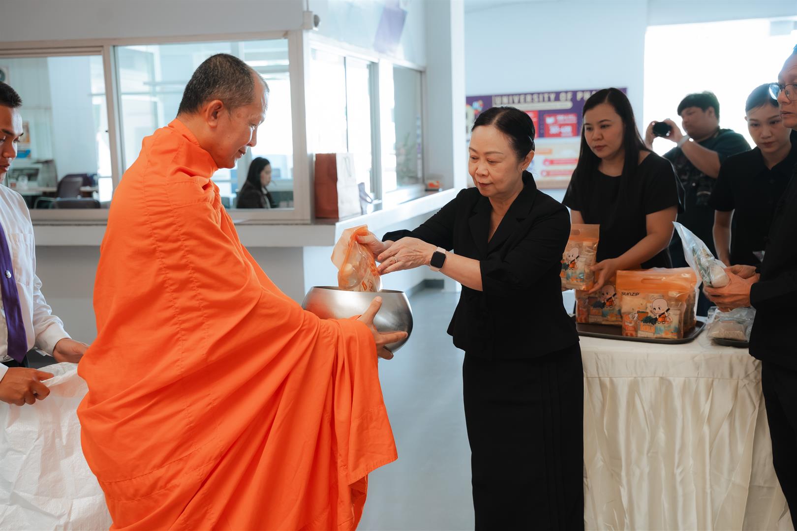 พิธีตักบาตรอุทิศถวายเป็นพระกุศล