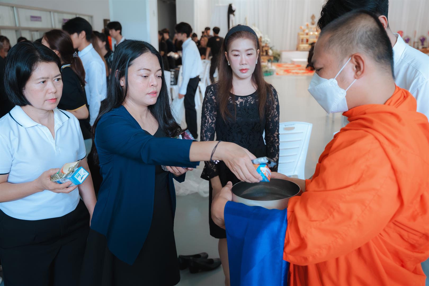 พิธีตักบาตรอุทิศถวายเป็นพระกุศล